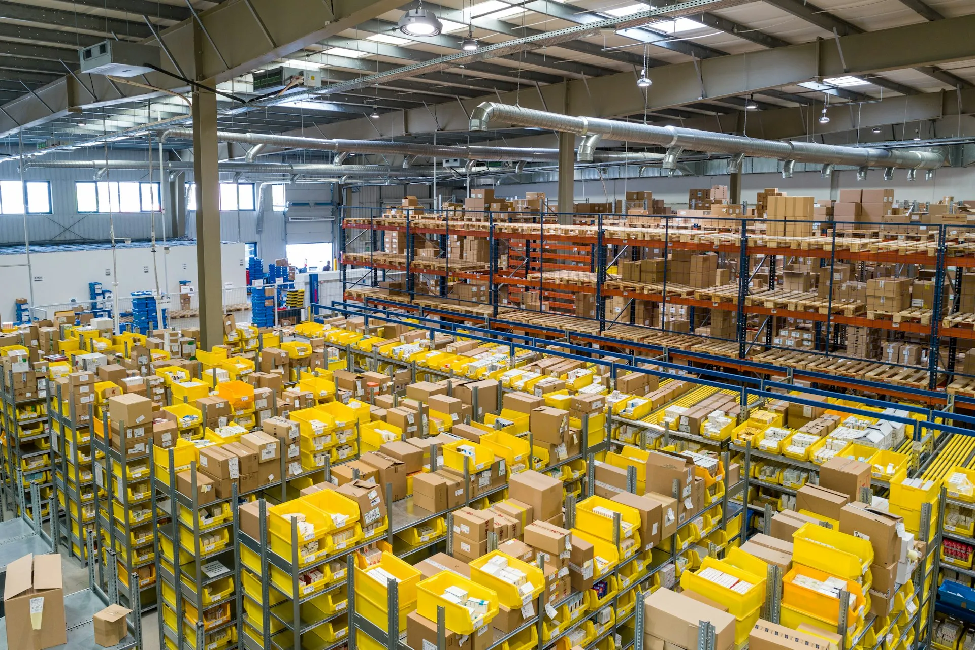 Centre logistique Juvo : racks organisés et préparation de commandes